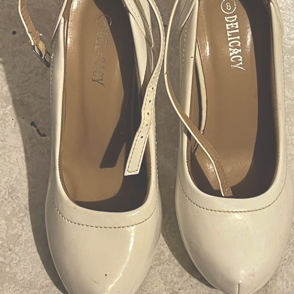 Selling a white dressy shoe in the size of 8 very comfortable and convenient.
